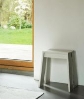 Bild von Normann Copenhagen Leichter Hocker H: 46 cm - Hellgrau gebeizte Esche