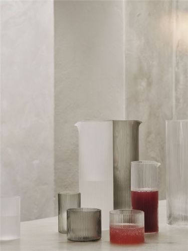 Ferm Living Ripple Wasserkrug H: 25,5 cm - Rauchgrau