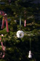 Bild von Kähler Hammershøi Weihnachtskugel 2024 Ø: 6 cm - weiß mit Dekoration