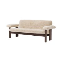 Bild von Audo Copenhagen Brasilia Sofa H: 68 cm - Dunkle Eiche/Schaffell Natur