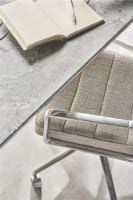 Bild von Vipp 453 Drehstuhl + Stuhl m. Räder – Aluminium/Textil, dunkler Sand