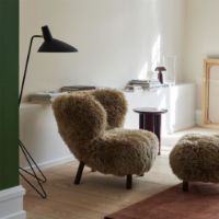 Bild von &Tradition Little Petra VB1 Loungesessel & ATD1 Pouf - Geöltes Walnussholz/Schaffell Honig