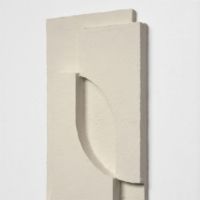 Bild von Kristina Dam Serif Relief S Wanddekoration 51x23 cm - Off White