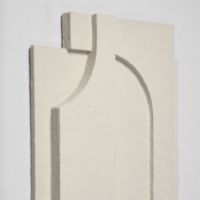 Bild von Kristina Dam Serif Relief L Wanddekoration 113x45 cm - Off White