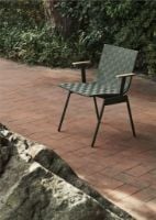 Bild von &Tradition Ville AV44 Outdoor Loungesessel m. Armlæn SH: 40 cm - Bronzegrün