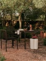 Bild von Ferm Living Dapple Stuhl m. Armlehne SH: 45 cm - Dunkle Schokolade