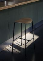 Bild von &Tradition Pavilion AV38 Barhocker H: 79 cm - Lackierte Eiche 
