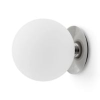 Bild von Audo Copenhagen TR Bulb Loft/Wandleuchte Ø: 20 cm - Glänzender Opal/Polierter Stahl
