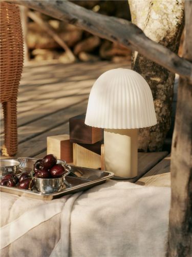 Ferm Living Frill Tragbare Lampe H: 22 cm - Kaschmir/Weiß