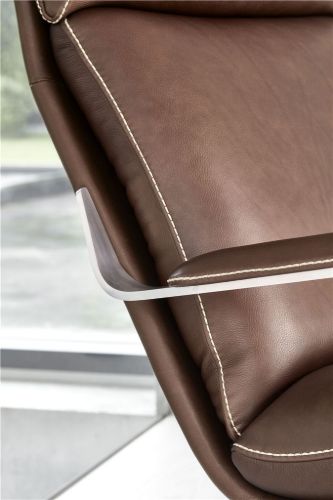 BERG Furniture Nasa High Open Arm Sessel mit verstellbarem Nackenkissen SH: 46 cm - Rustikales Schokoleder/Mattes Aluminium