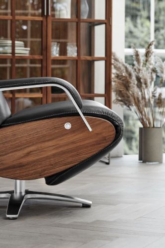 BERG Furniture Coda Sessel mit Fernbedienung SH: 49 cm - Rustikales schwarzes Leder/Walnuss