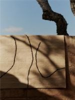 Bild von Ferm Living Gesso Jute-Teppich 200x300 cm - Cremeweiß/Dunkelfeige