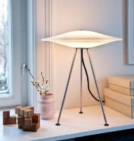 Bild von Piet Hein Sinus 330 Tischleuchte H: 37,2 cm – Opal/Rotes Kabel OUTLET