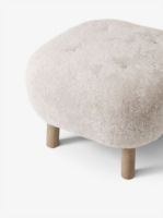 Bild von &Tradition Little Petra ATD1 Pouf H: 37 cm – Weiß geölte Eiche/Schaffell Mondlicht
