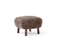 Bild von &Tradition Little Petra ATD1 Pouf H: 37 cm – Geölter Walnuss/Schaffell Sahara