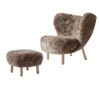 Bild von &Tradition Little Petra VB1 Loungechair & ATD1 Pouf – Weiß geölte Eiche/Schaffell Sahara
