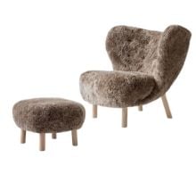 Bild von &Tradition Little Petra VB1 Loungechair & ATD1 Pouf – Weiß geölte Eiche/Schaffell Sahara
