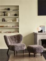 Bild von &Tradition Little Petra VB1 Loungechair & ATD1 Pouf – Weiß geölte Eiche/Schaffell Sahara