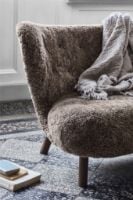 Bild von &Tradition Little Petra VB1 Loungechair & ATD1 Pouf – Weiß geölte Eiche/Schaffell Sahara