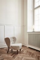 Bild von &Tradition Little Petra VB1 Loungechair & ATD1 Pouf – Geölter Walnuss/Karakorum 003