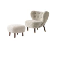 Bild von &Tradition Little Petra VB1 Loungesessel Limited Edition & ATD1 Hocker SH: 40 cm - Geölte Walnuss/Sheepskin Moonlight/Messing