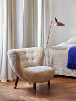 Bild von &Tradition Little Petra VB1 Loungesessel Limited Edition & ATD1 Hocker SH: 40 cm - Geölte Walnuss/Sheepskin Moonlight/Messing