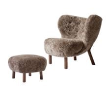 Bild von &Tradition Little Petra VB1 Loungechair & ATD1 Pouf – Geöltes Walnussholz/Schaffell Sahara