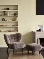 Bild von &Tradition Little Petra VB1 Loungechair & ATD1 Pouf – Geöltes Walnussholz/Schaffell Sahara