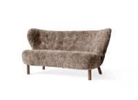Bild von &Tradition Little Petra VB2 Sofa L: 150 cm – Geölter Walnuss/Schaffell Sahara