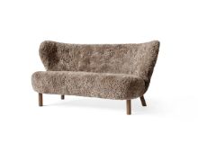 Bild von &Tradition Little Petra VB2 Sofa L: 150 cm – Geölter Walnuss/Schaffell Sahara