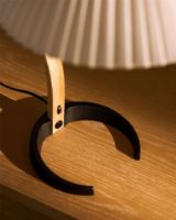 Bild von GUBI Timberline Tischleuchte H: 50 cm - Eg/Birk