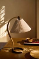 Bild von GUBI Timberline Tischleuchte H: 50 cm - Eg/Birk