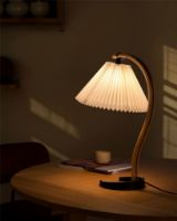 Bild von GUBI Timberline Tischleuchte H: 50 cm - Eg/Birk