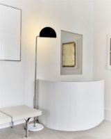 Bild von DCW Editions Mezzaluna Stehleuchte H: 210 cm - Weißer Marmor/Schwarzer Lampenschirm