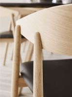 Bild von Andersen Furniture AC2 Stuhl H: 74 cm - Buche Weiß pigmentierter Lack/Schwarzes Leder 