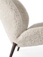 Bild von Vipp 466 Lodge Loungesessel H: 91,5 cm - Dunkle Eiche/Curly 09 Off-white