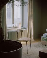 Bild von New Works Missing Chair SH: 46 cm - Lackierter Nussbaum/Ultra 574 Brandy