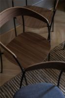 Bild von New Works Missing Armchair Stuhl SH: 46 cm - Lackiert Nussbaum/Ultra 574 Brandy