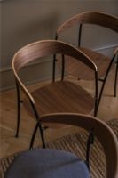 Bild von New Works Missing Armchair Stuhl SH: 46 cm - Lackiert Nussbaum/Ultra 574 Brandy