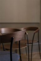 Bild von New Works Missing Armchair Stuhl SH: 46 cm - Lackiert Nussbaum/Ultra 574 Brandy