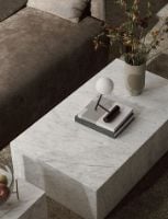 Bild von Audo Copenhagen Sockel, niedrig, H: 27 cm – Weißer Carrara-Marmor. VORBESTELLUNG: SEPTEMBER 2025