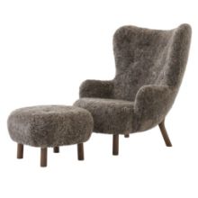 Bild von &Tradition Petra VB3 Loungesessel & Pouf - Walnuss/Schaffell Sahara 07