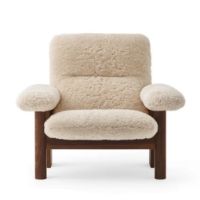 Bild von Audo Copenhagen Brasilia Loungesessel SH: 39 cm - Dunkle Eiche/Schaffell Natur