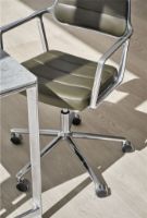 Bild von Vipp 453 Drehstuhl + Stuhl m. Räder – Aluminium/Bosco Green