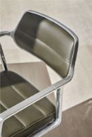 Bild von Vipp 453+ Drehstuhl mit Rollen - Schwarzes Aluminium/Bosco-Grünes Leder