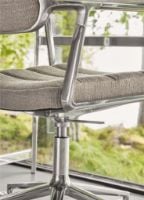 Bild von Vipp 453+ Drehstuhl mit Rollen - Aluminium/Textil in dunklem Sand