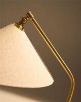 Bild von GUBI Grasshopper Tischleuchte H: 41 cm - Glänzendes Messing/Canvas