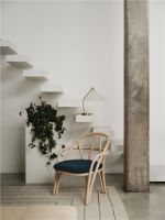 Bild von GUBI Grasshopper Tischleuchte H: 41 cm - Glänzendes Messing/Canvas