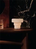 Bild von Ferm Living Ripple Tragbare Lampe, H: 10 cm, Opalglas/Weiß

