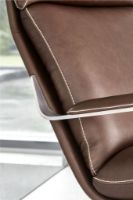 Bild von BERG Furniture Nasa High Open Arm Sessel mit verstellbarem Nackenkissen SH: 46 cm - Rustikales Schokoleder/Mattes Aluminium